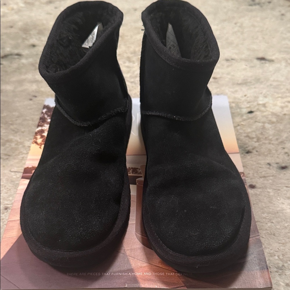 Black Suede Koolaburra Mini by Ugg boots. 
Good condition. Size 5.